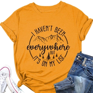 Flachbild des ingwergelben T-Shirts mit Bergprint und Spruch, kombiniert mit Shorts