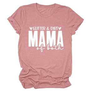 Détail de l'inscription Glitter and Dirt Mama of Both sur le t-shirt rose poudré