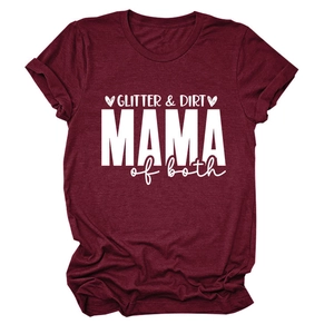 Détail du t-shirt bordeaux avec imprimé Glitter and Dirt Mama of Both en blanc