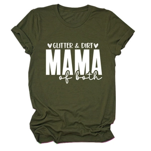 Détail de l'imprimé GLITTER & DIRT MAMA sur le tissu en coton d'un t-shirt vert olive