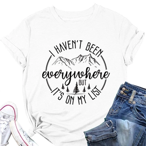 Flachbild eines weißen Baumwoll-T-Shirts mit Waldgrafik und Reisespruch für den Sommer