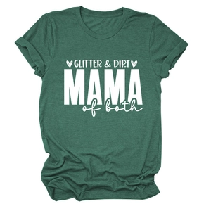 Détail de l'imprimé blanc glitter dirt mama of both sur t-shirt vert chiné à manches courtes