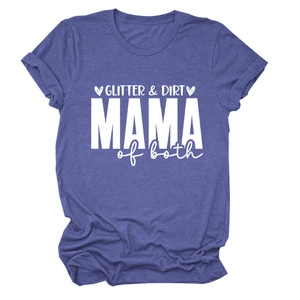 Vue détaillée du t-shirt violet Glitter & Dirt Mama avec texte blanc et manches