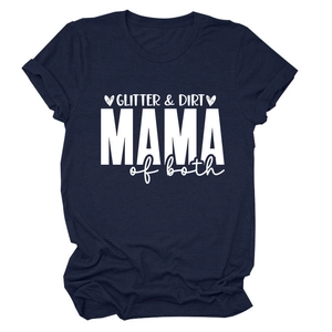 Détail de l'imprimé blanc glitter and dirt mama sur un t-shirt bleu marine à manches courtes