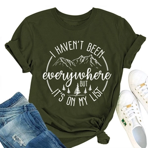Detailaufnahme Sommer-T-Shirt aus Baumwolle mit Bergmotiv und inspirierendem Zitat