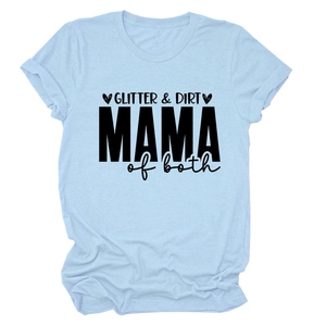 Détail du slogan glitter and dirt mama of both sur t-shirt bleu clair à manches courtes