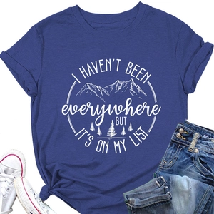 Flachbild von dunkelblauem T-Shirt mit Bergprint, Jeans und weißen Segeltuchschuhen