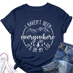 Flachbild-Layout des dunkelblauen Baumwoll-T-Shirts mit Bergprint und Knotendetail