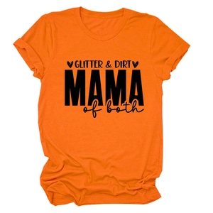 Gros plan sur l'imprimé Glitter & Dirt Mama of Both sur un t-shirt en coton orange vif