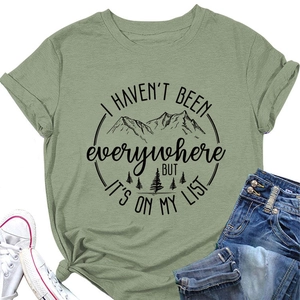 Detail von armee-grünem T-Shirt mit Bergprint und I haven't been everywhere Spruch