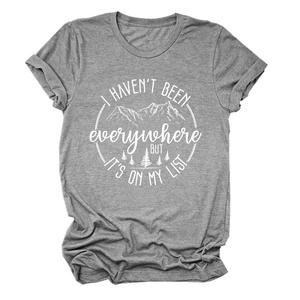 Detailansicht eines grauen T-Shirts mit Wald-Berg-Druck und inspirierendem Reisespruch