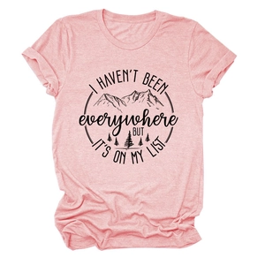 Nahaufnahme von Bergdruck und Motivations-Text auf rosa Baumwoll-Misch-T-Shirt