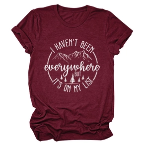 Detailansicht eines weinroten T-Shirts mit weißem Berggrafik-Druck und Reisespruch