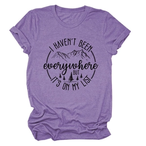 Lila meliertes T-Shirt mit Berg-Print und I haven't been everywhere Schriftzug