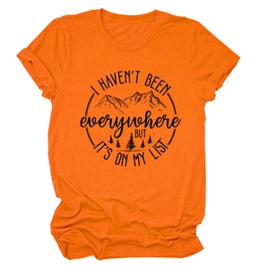 Details des Berg-Slogan-Aufdrucks auf orangefarbenem Kurzarm-T-Shirt mit Rundhalsausschnitt