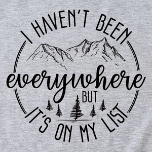 Hellgraues Baumwoll-T-Shirt mit rundem Berglandschaftsdruck und Motivationsspruch