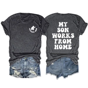 Platliggende katoenen tee en denim short met My Son Works From Home tekstopdruk