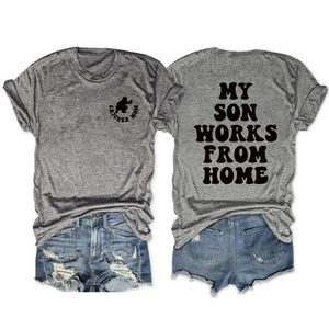 Detail van een grijs T-shirt met My Son Works From Home print en denim shorts