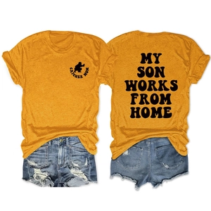 Voor- en achteraanzicht van gemberkleurig T-shirt met print en denim short voor dames