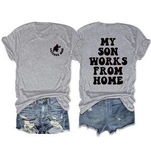 Platliggend grijs T-shirt met My Son Works From Home tekst en denim short set