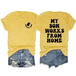 Detail van de voor- en achterkant van een zomer-T-shirt en een gescheurde denim short