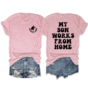 Detail van roze zomer T-shirt met My Son Works From Home print en denim korte broek