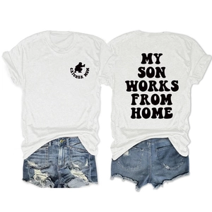 Platte weergave van wit T-shirt met My Son Works From Home tekst en gescheurde denim shorts