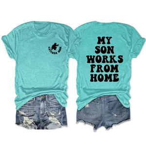 Detail van mintgroen T-shirt met tekstprint en blauwe denim korte broek met scheuren