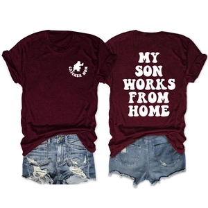 Detail van bordeaux T-shirt met CATCHER MOM-logo en MY SON-opdruk op de rug