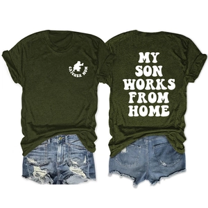Achteraanzicht van olijfgroen T-shirt met My Son Works From Home print en gescheurde denim short