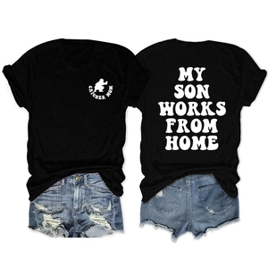 Voor- en achteraanzicht van zwart t-shirt met My Son Works From Home baseball opdruk