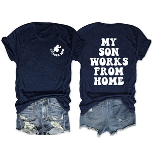 Platliggende marineblauwe t-shirt set met witte 'MY SON WORKS FROM HOME' opdruk