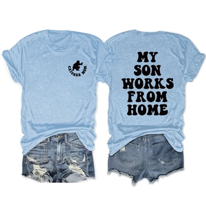 Gedetailleerd voor- en achteraanzicht van lichtblauw T-shirt en denim korte broek