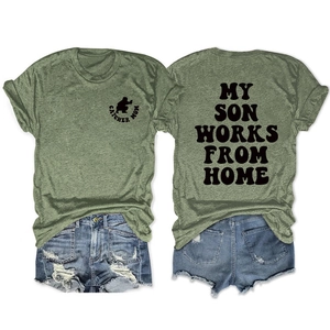 Olijfgroen katoenen T-shirt plat gelegd met Catcher Mom en My Son Works From Home teksten