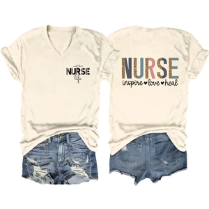 T-shirt da infermiera beige con stampa leopardata e pantaloncini in denim invecchiato su piano