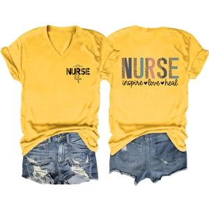 T-shirt gialla scollo a V Nurse Life con pantaloncini in denim blu usurati vista fronte e retro