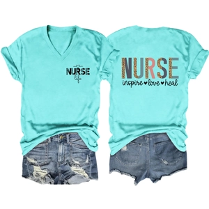 Vista dettagliata fronte e retro della t-shirt scollo a V azzurra con stampa Nurse e leopardata