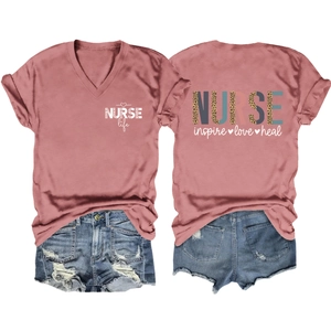 Set t-shirt da infermiera rosa con stampa leopardata e pantaloncini in denim usurati