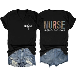 T-shirt Nurse Life con scollo a V e pantaloncini in denim usurati, vista fronte e retro