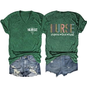 T-shirt verde scuro scollo a V con stampa infermiera e pantaloncini di jeans strappati vintage