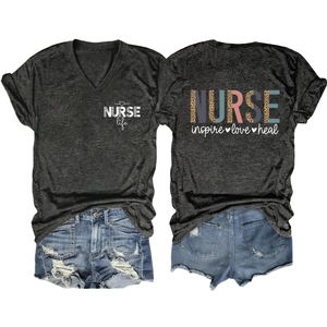 Set t-shirt grigio scuro scollo a V Nurse inspire love heal e pantaloncini denim