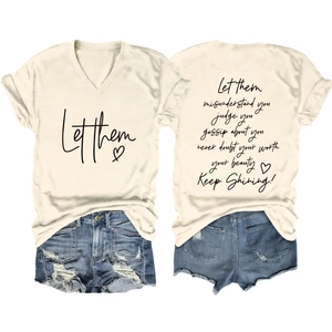 Détail d'un t-shirt décontracté col en V avec imprimé recto-verso et short en jean usé