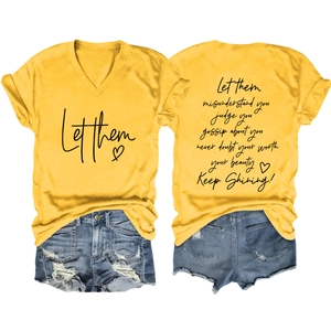Vue avant et arrière du t-shirt jaune moutarde col V et du short en jean bleu délavé