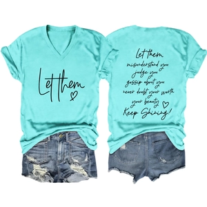 Vue avant et arrière du T-shirt turquoise à col en V et du short en jean bleu délavé usé