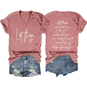 T-shirt rose à col en V avec texte inspirant au dos et short en jean effiloché à plat