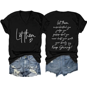 Vues avant et arrière du t-shirt à col en V avec imprimé et short en jean déchiré