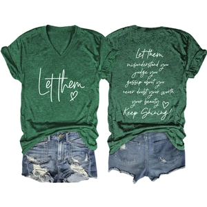 Détail du t-shirt à col en V avec impression recto-verso et short en jean usé à bords effilochés