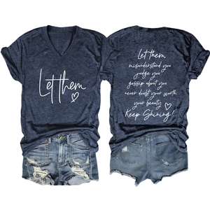 Vues détaillées avant et arrière du t-shirt à col en V avec short et motifs imprimés