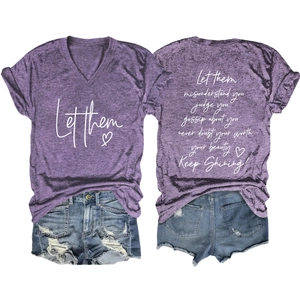 T-shirt violet à col en V avec imprimé et short en jean vieilli posé à plat en duo