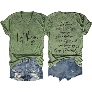Vue avant et arrière du t-shirt vert col en V et du short en jean aux bords effilochés